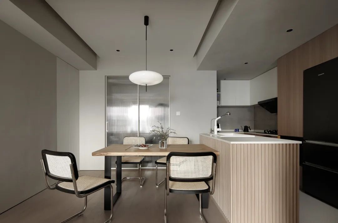 巧用清水泥与木饰面营造112m&sup2;原木系的家