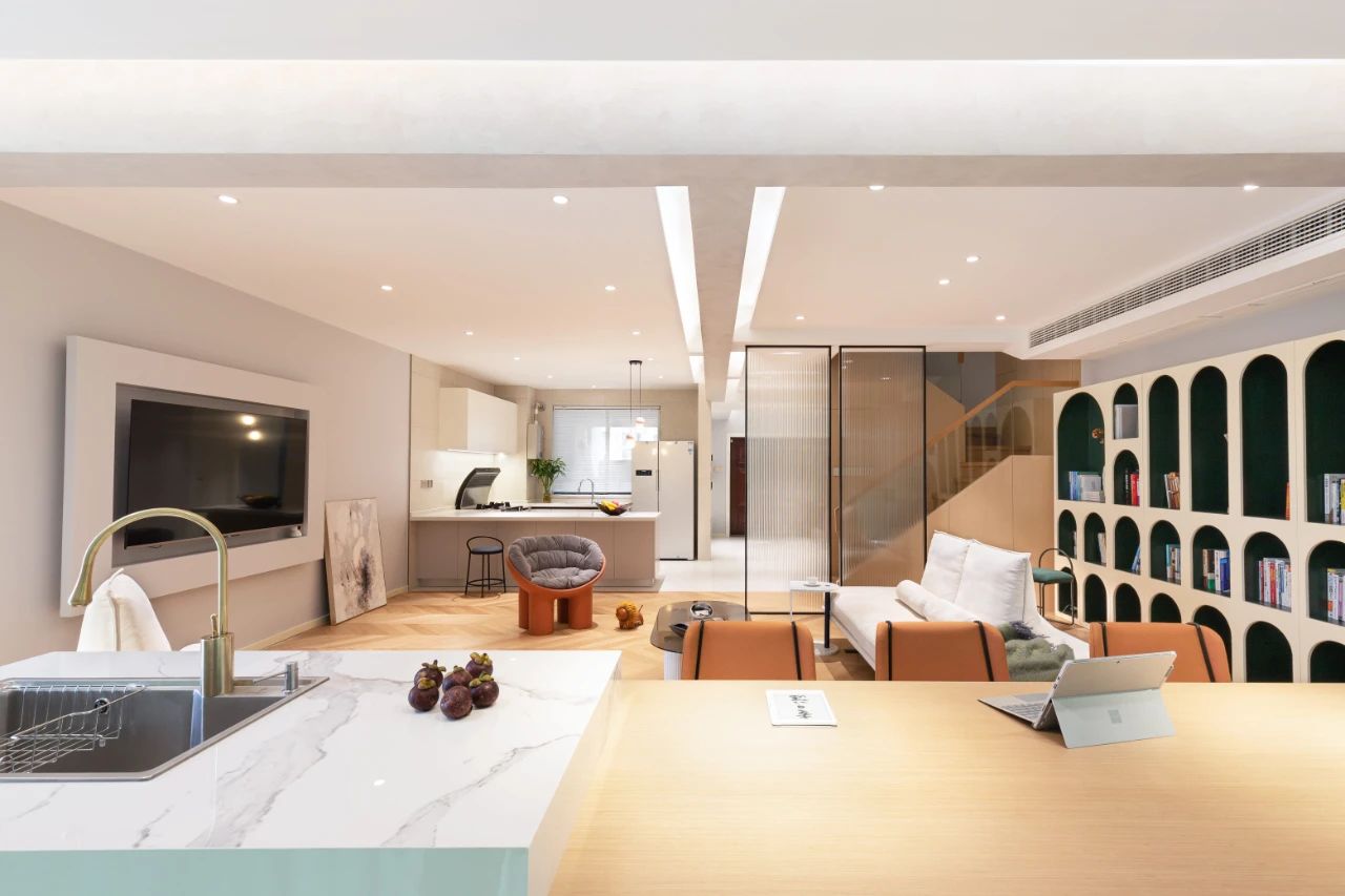 160㎡复式住宅，黑白灰 原木，打造素雅治愈的慢生活。