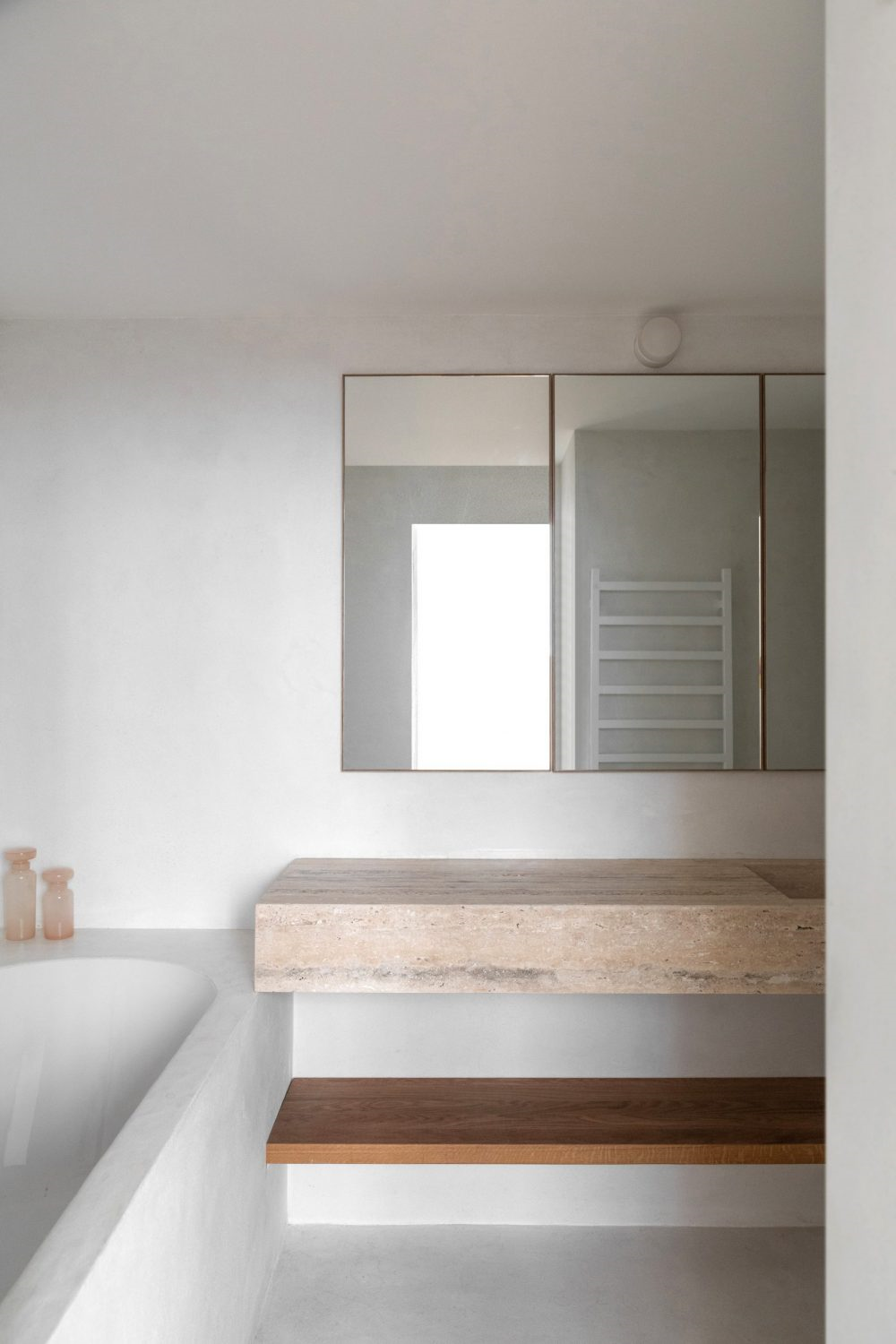 92㎡ 简约 LOFT，玻璃隔断让空间更通透。