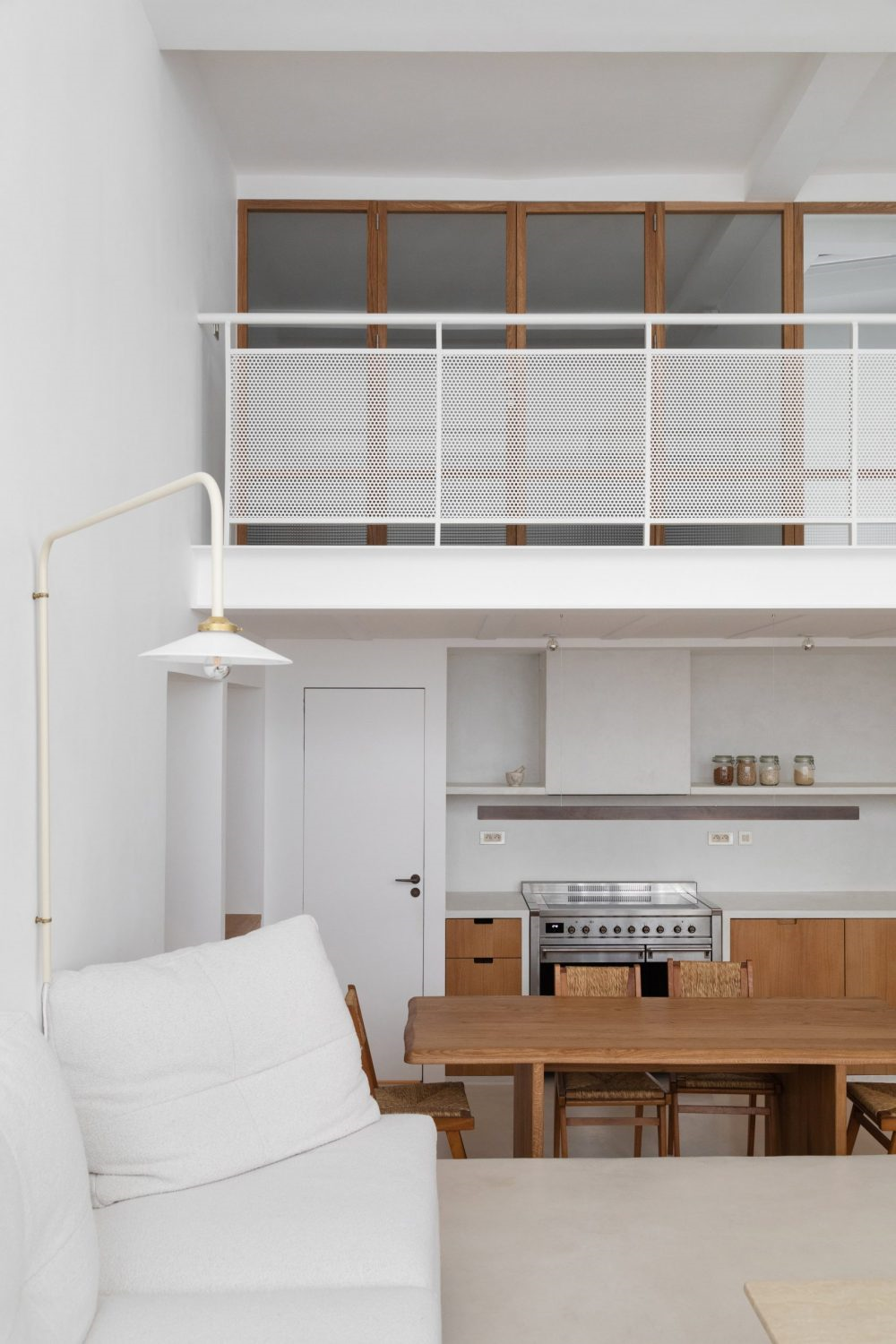 92㎡ 简约 LOFT，玻璃隔断让空间更通透。