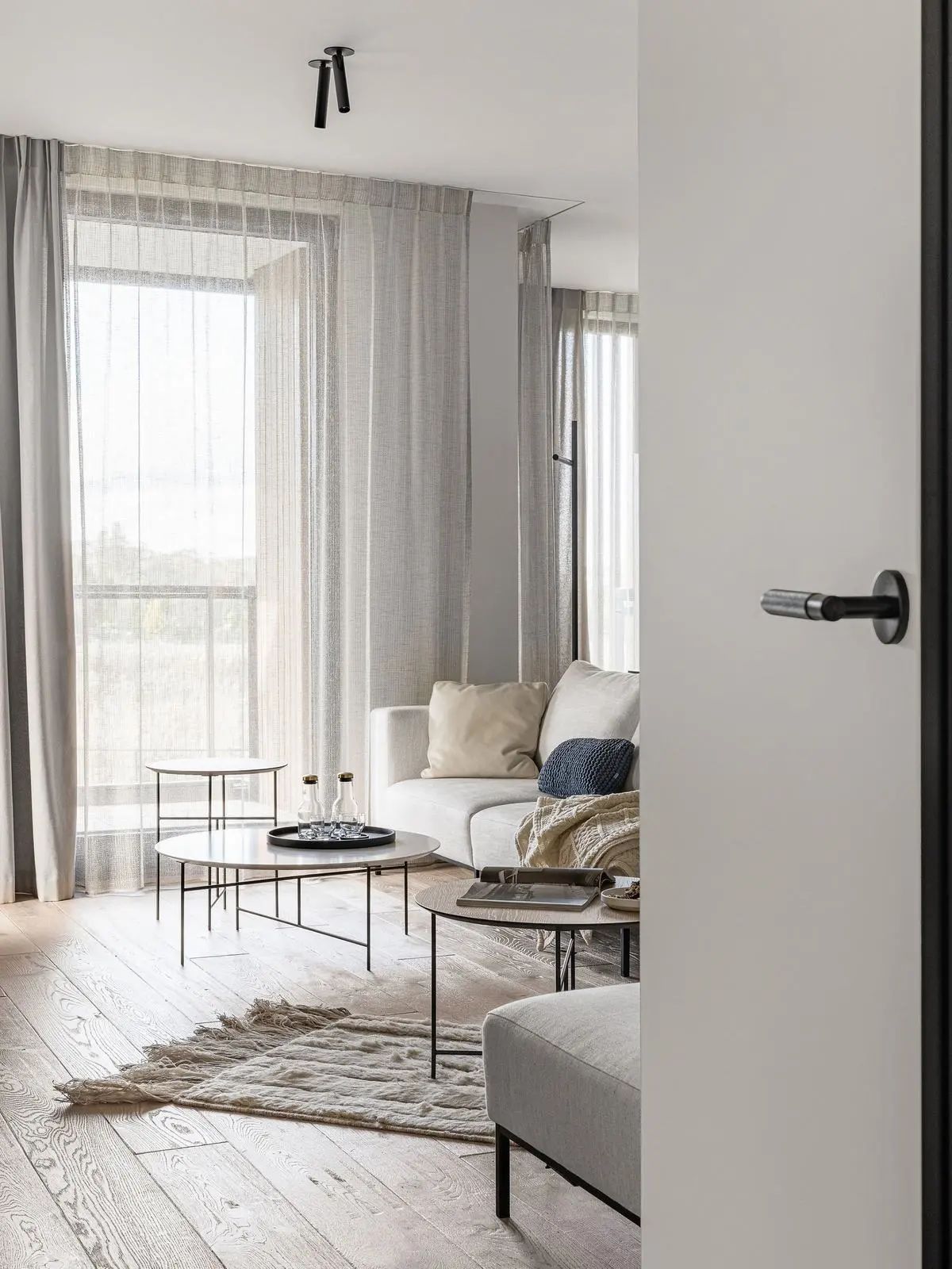 简雅而素淡的现代公寓