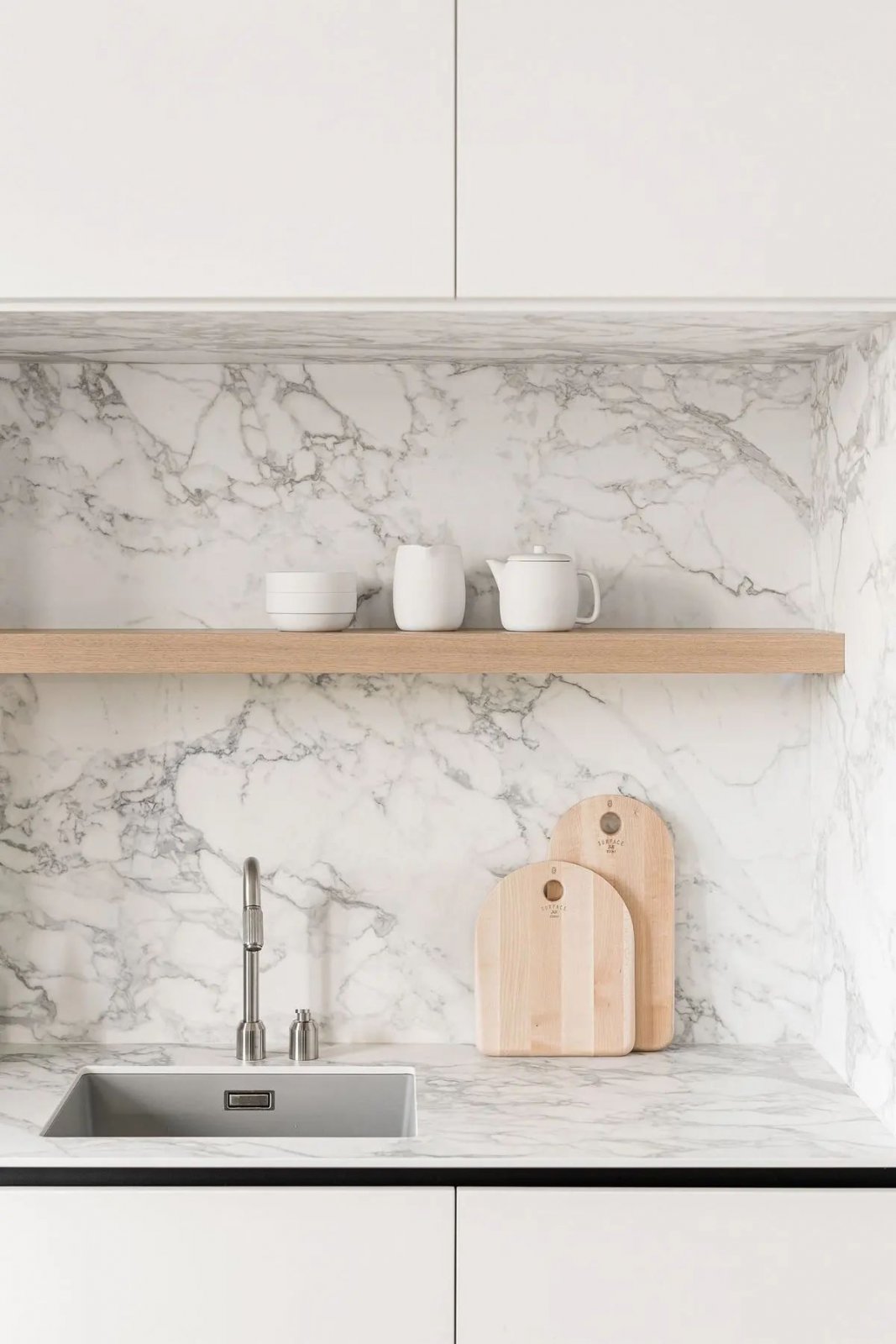 简雅而素淡的现代公寓