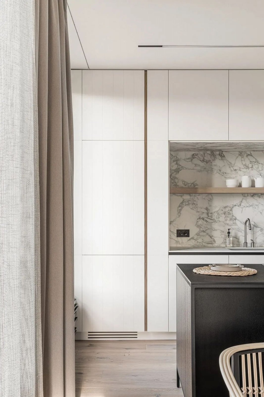 简雅而素淡的现代公寓