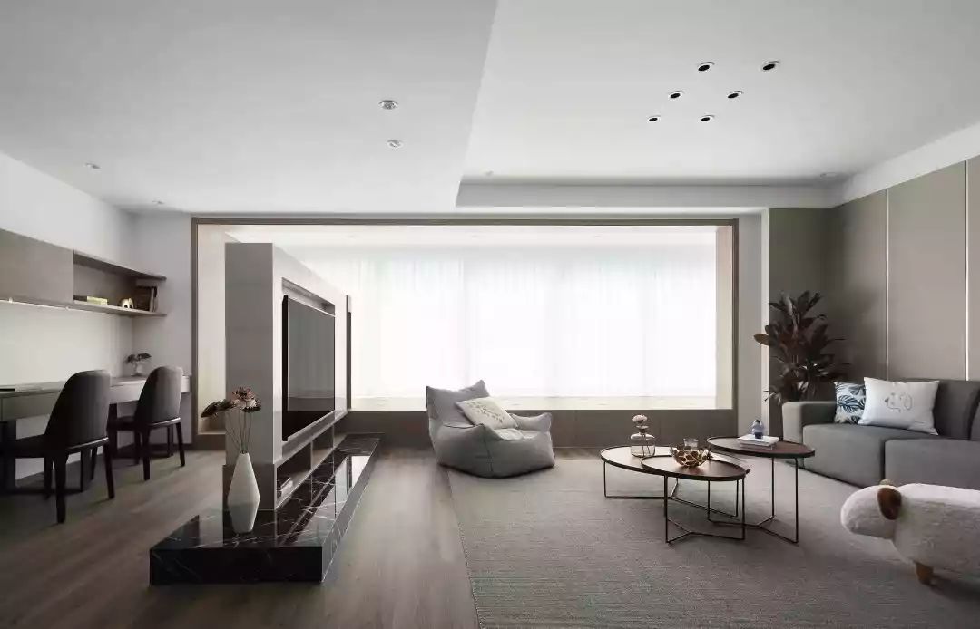 150㎡现代简约，客厅太宽敞，装个矮墙电视墙，隔出一个办公房！
