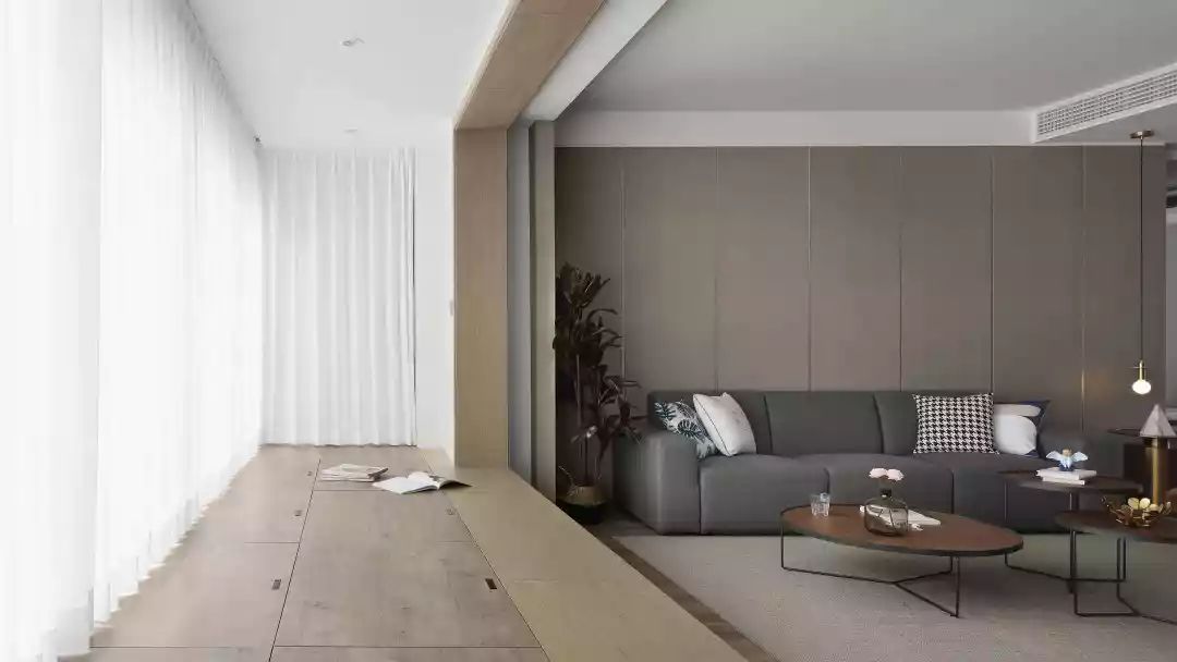 150㎡现代简约，客厅太宽敞，装个矮墙电视墙，隔出一个办公房！