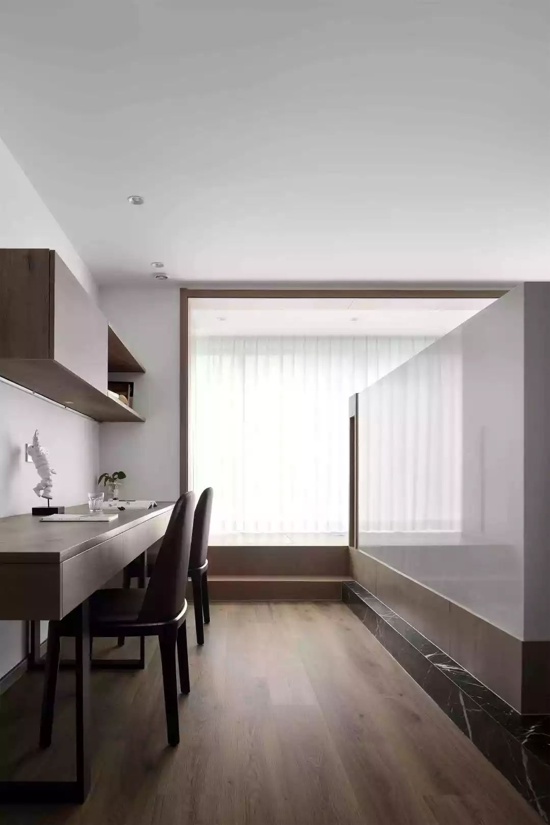 150㎡现代简约，客厅太宽敞，装个矮墙电视墙，隔出一个办公房！