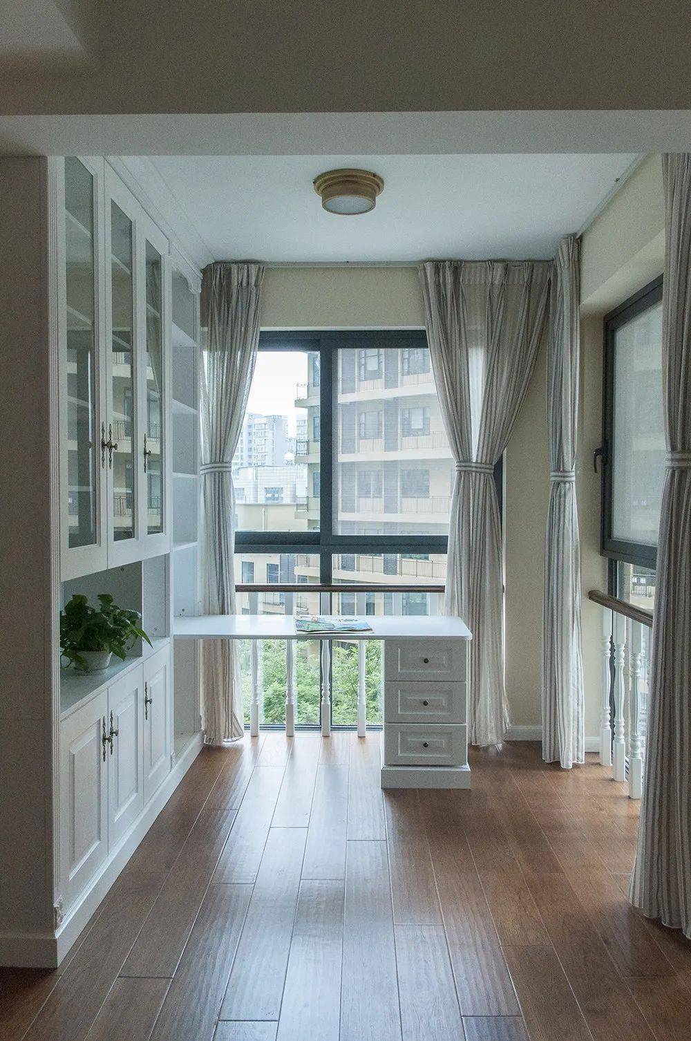 大户型复式楼简美风装修，奶咖色+雾霭蓝，好一个清爽优雅的生活空间 