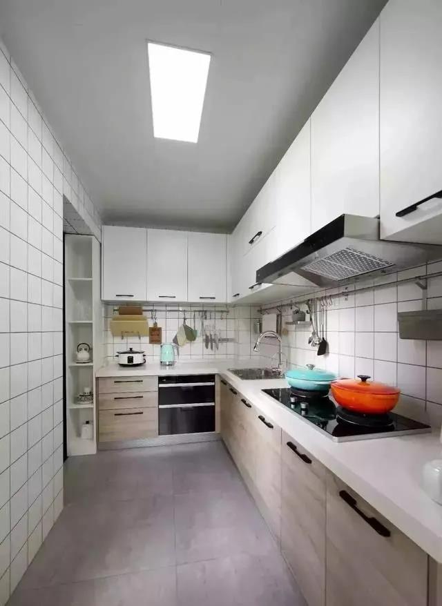 135㎡北欧风格，以灰色和墨绿色为主色调