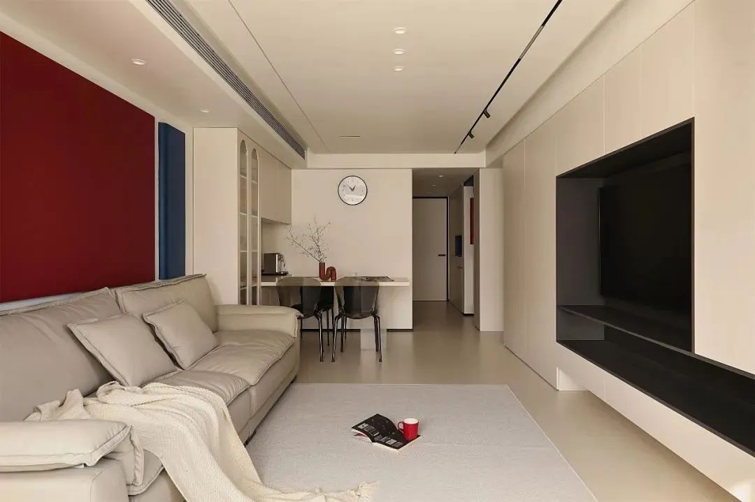  96㎡现代混搭两室，红色+蓝色的巧妙配比，使空间变得时尚质感