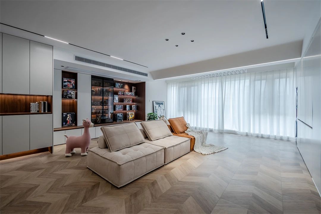 130㎡现代混搭：去茶几设计，客厅中心化，唤醒空间与自在！