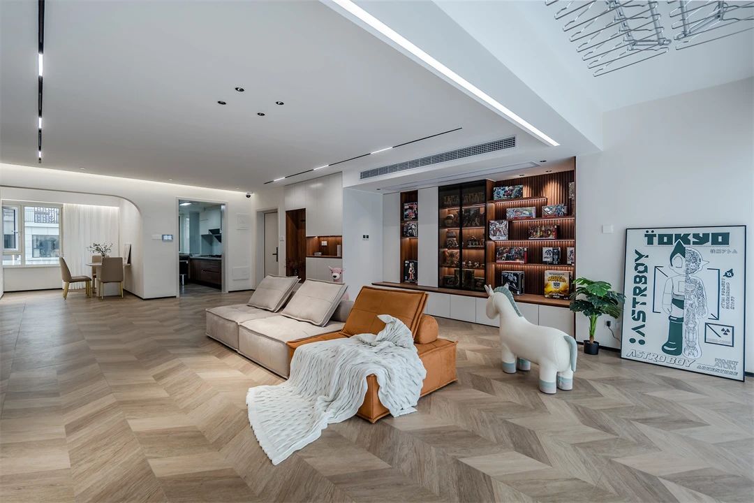 130㎡现代混搭：去茶几设计，客厅中心化，唤醒空间与自在！