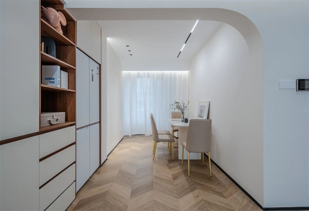 130㎡现代混搭：去茶几设计，客厅中心化，唤醒空间与自在！