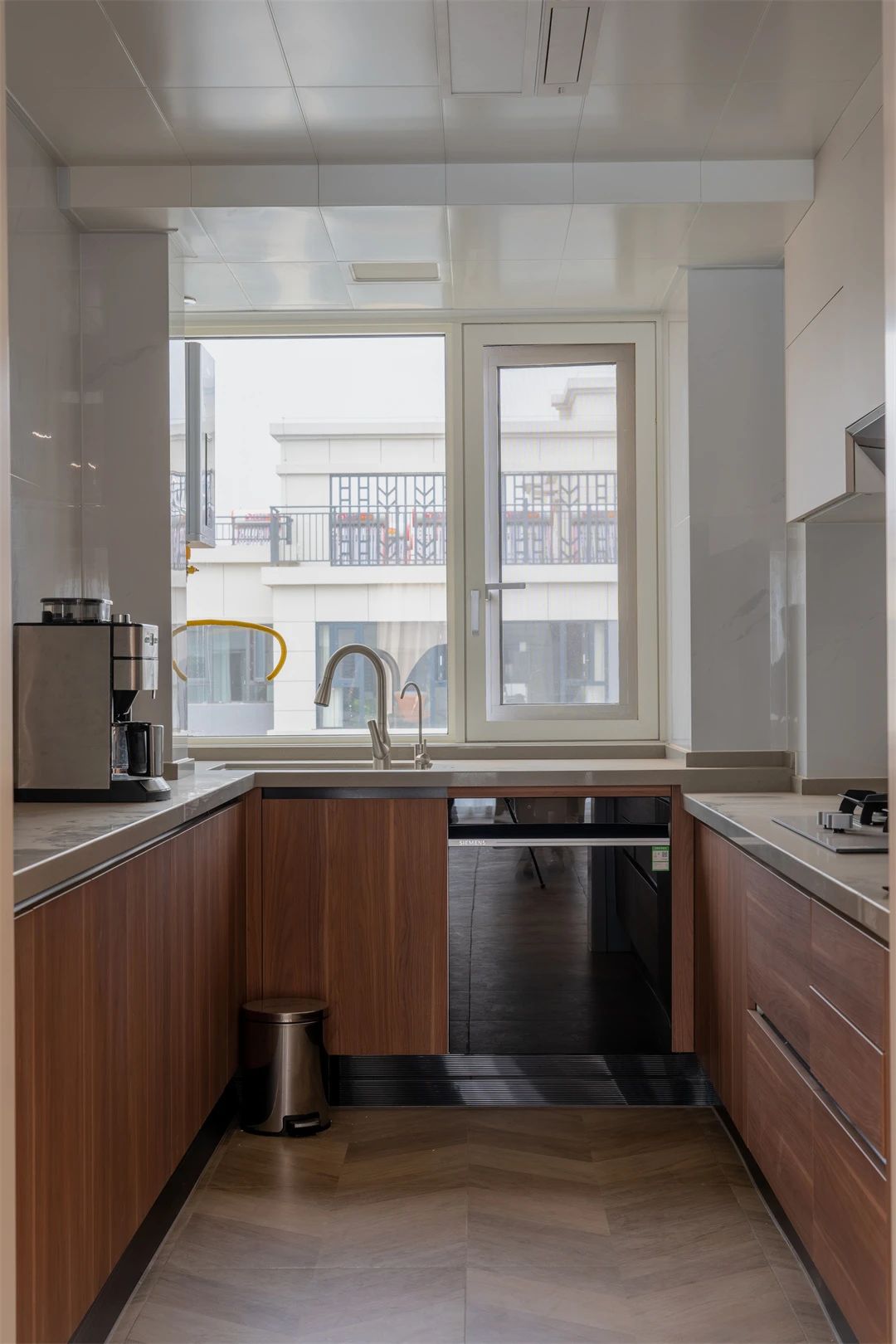 130㎡现代混搭：去茶几设计，客厅中心化，唤醒空间与自在！