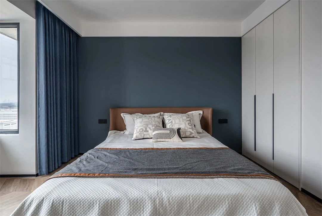 130㎡现代混搭：去茶几设计，客厅中心化，唤醒空间与自在！