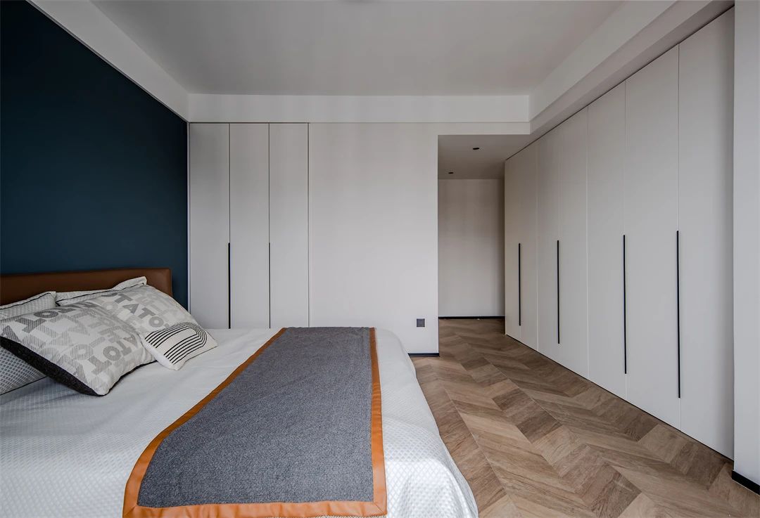 130㎡现代混搭：去茶几设计，客厅中心化，唤醒空间与自在！