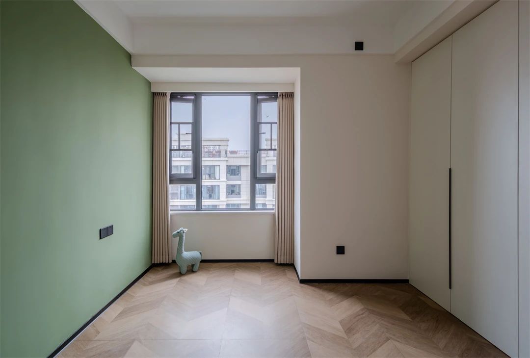 130㎡现代混搭：去茶几设计，客厅中心化，唤醒空间与自在！