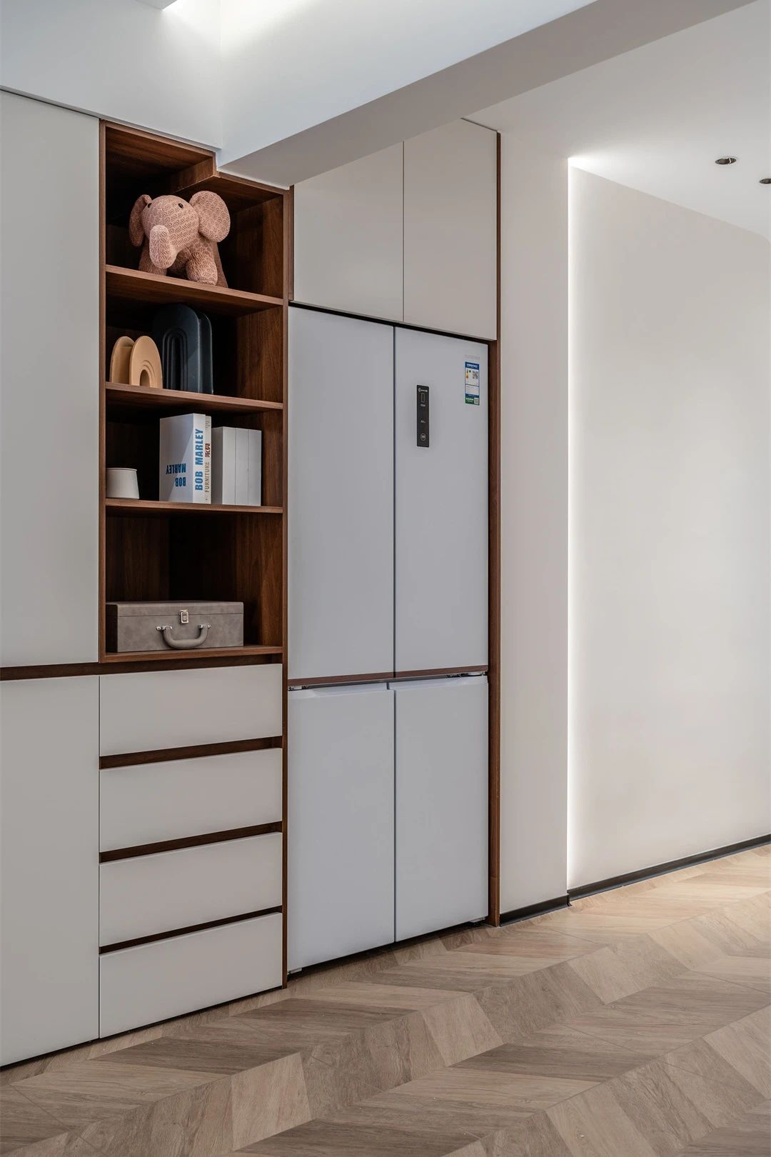 130㎡现代混搭：去茶几设计，客厅中心化，唤醒空间与自在！