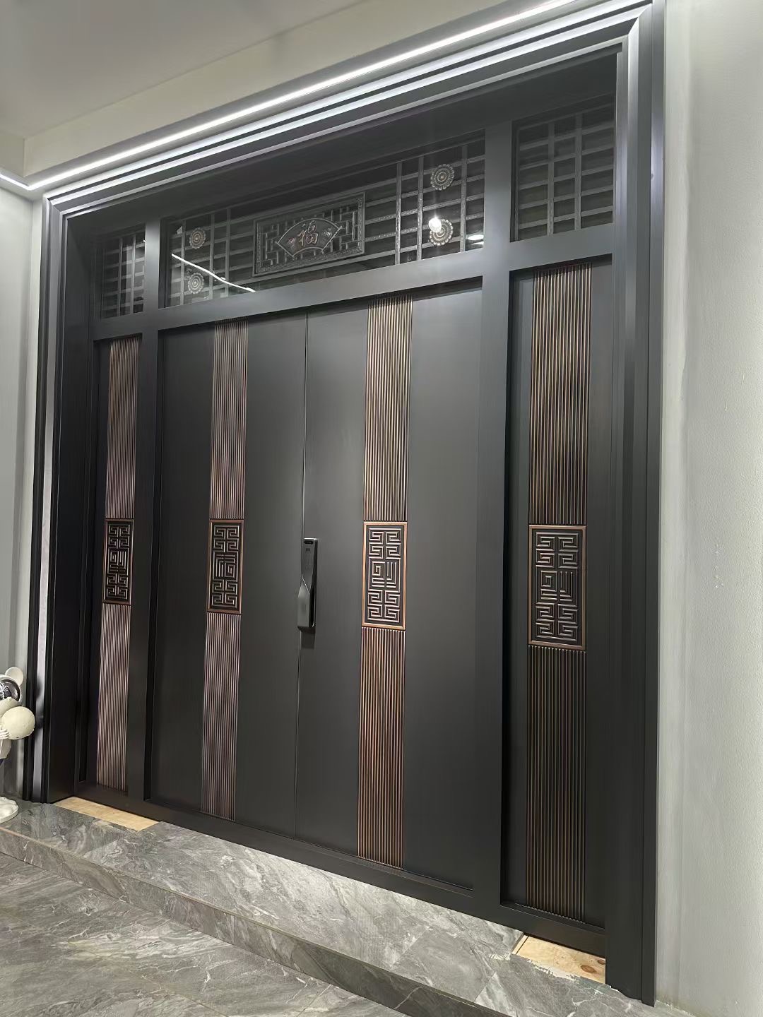 我们厂生产铸铝门，推拉门，挺院门，断桥窗