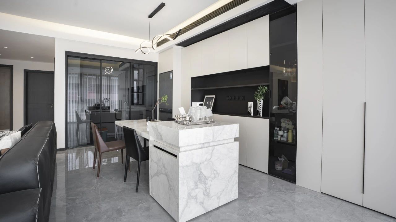 110平现代风格。黑白灰极致诠释，追求静谧与和谐的日常！