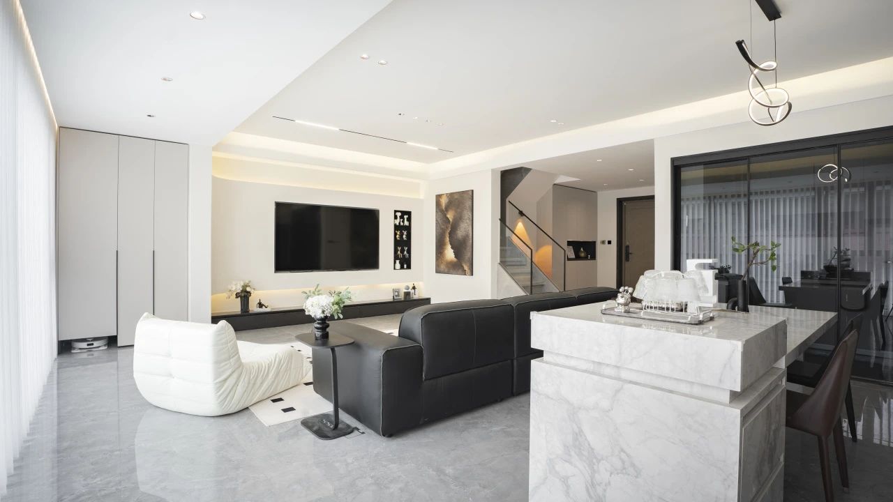 110平现代风格。黑白灰极致诠释，追求静谧与和谐的日常！