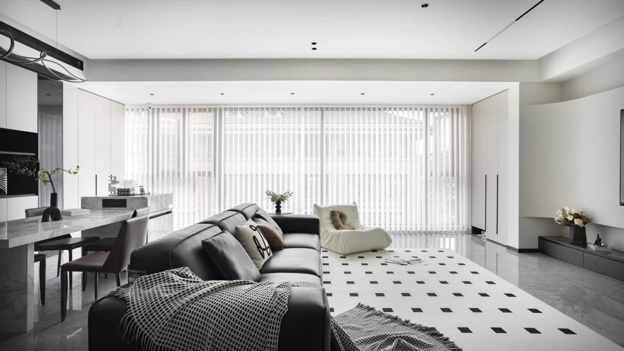 110平现代风格。黑白灰极致诠释，追求静谧与和谐的日常！