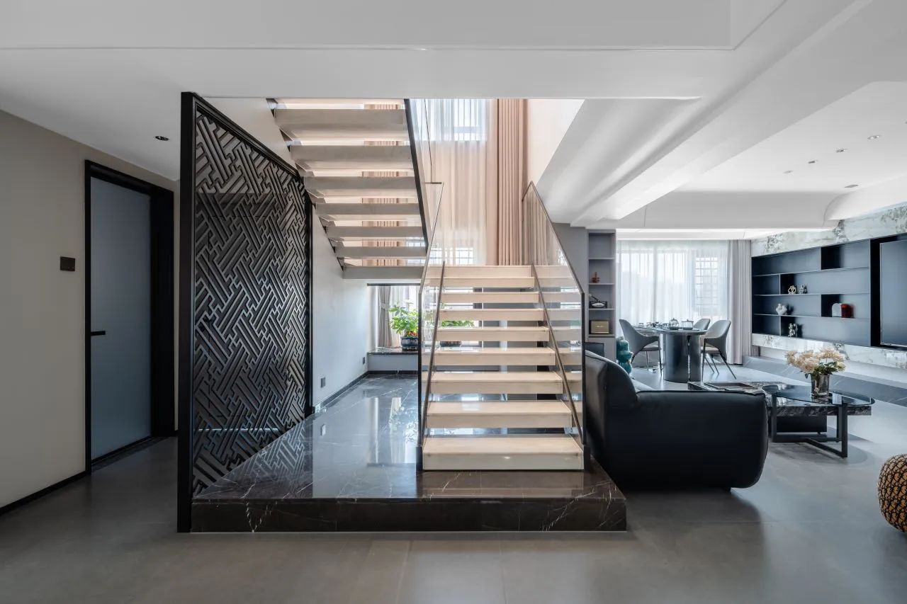 220㎡意式极简：无主灯设计，从极简中窥见家的质感！