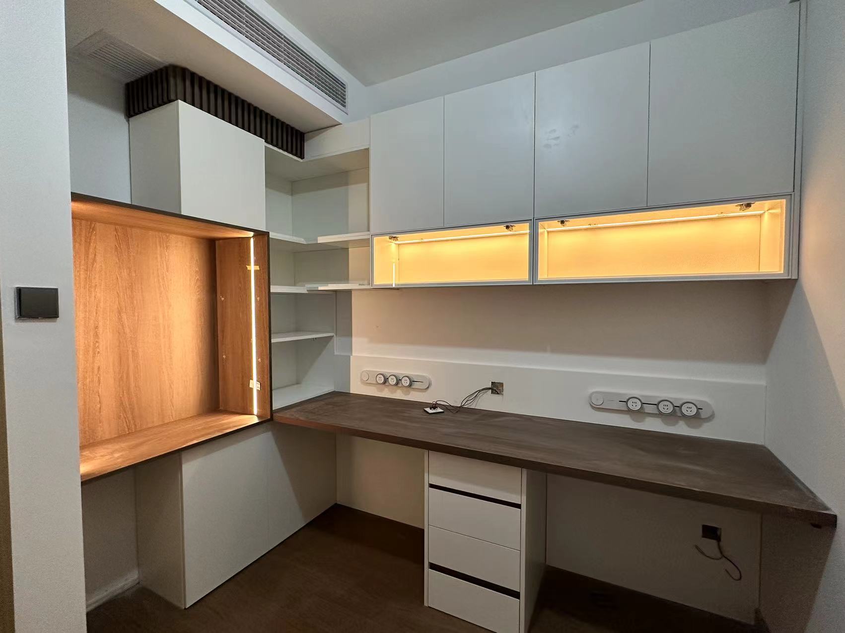 意式极简通过清晰的线条、简洁的形状和无冗余装饰，让空间呈现整齐有序的高级感，同时兼顾居住实用性。 