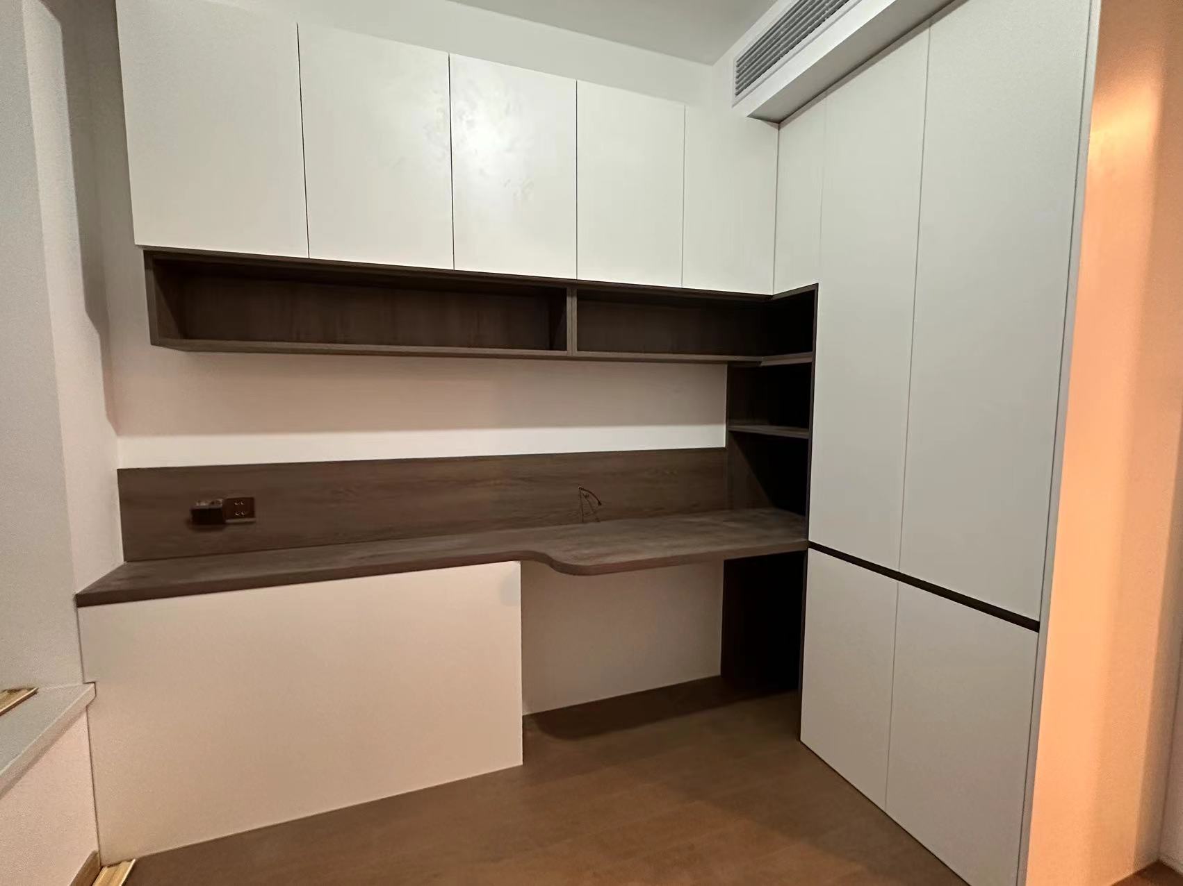 意式极简通过清晰的线条、简洁的形状和无冗余装饰，让空间呈现整齐有序的高级感，同时兼顾居住实用性。 