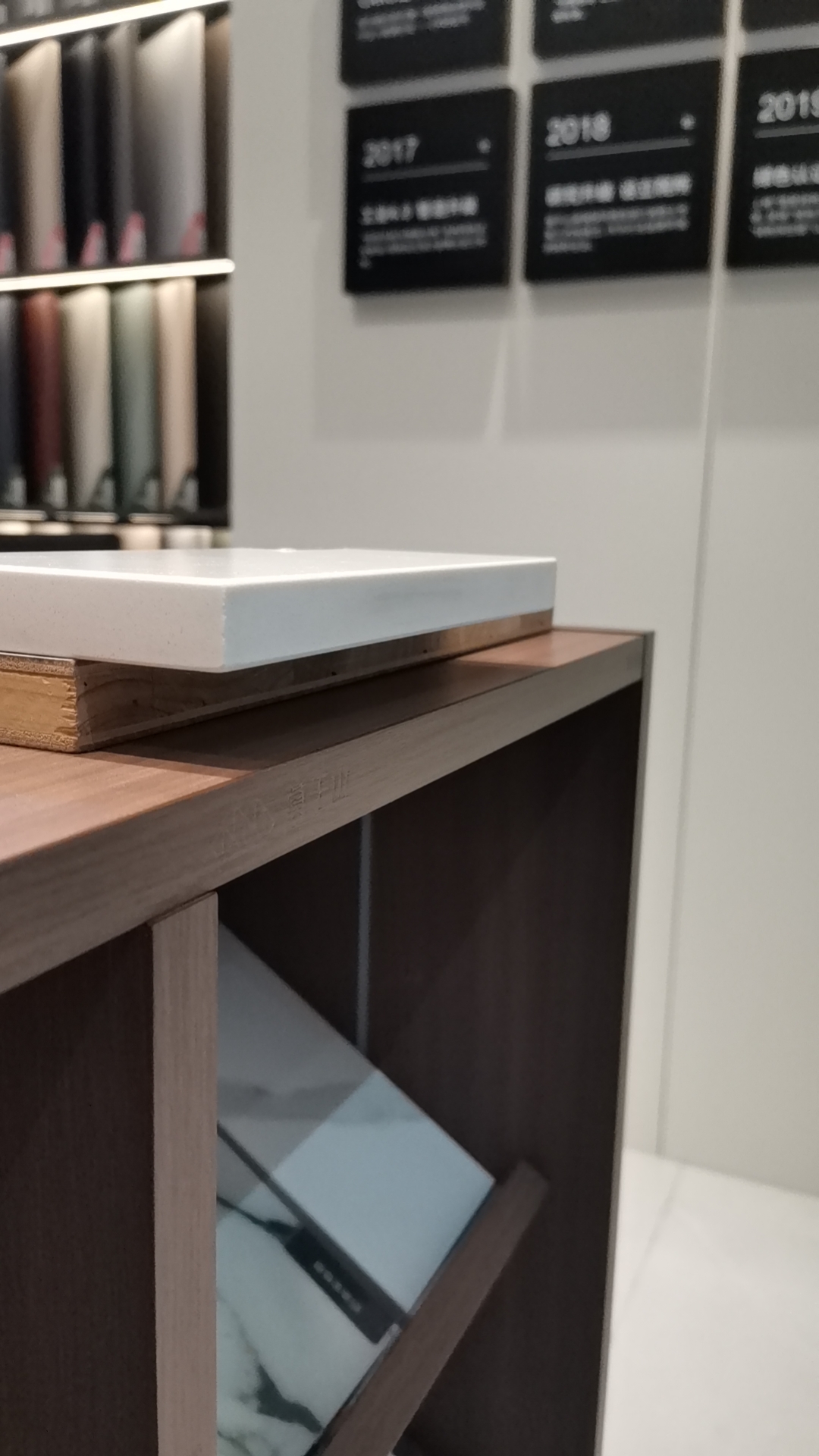 意式极简通过清晰的线条、简洁的形状和无冗余装饰，让空间呈现整齐有序的高级感，同时兼顾居住实用性。 