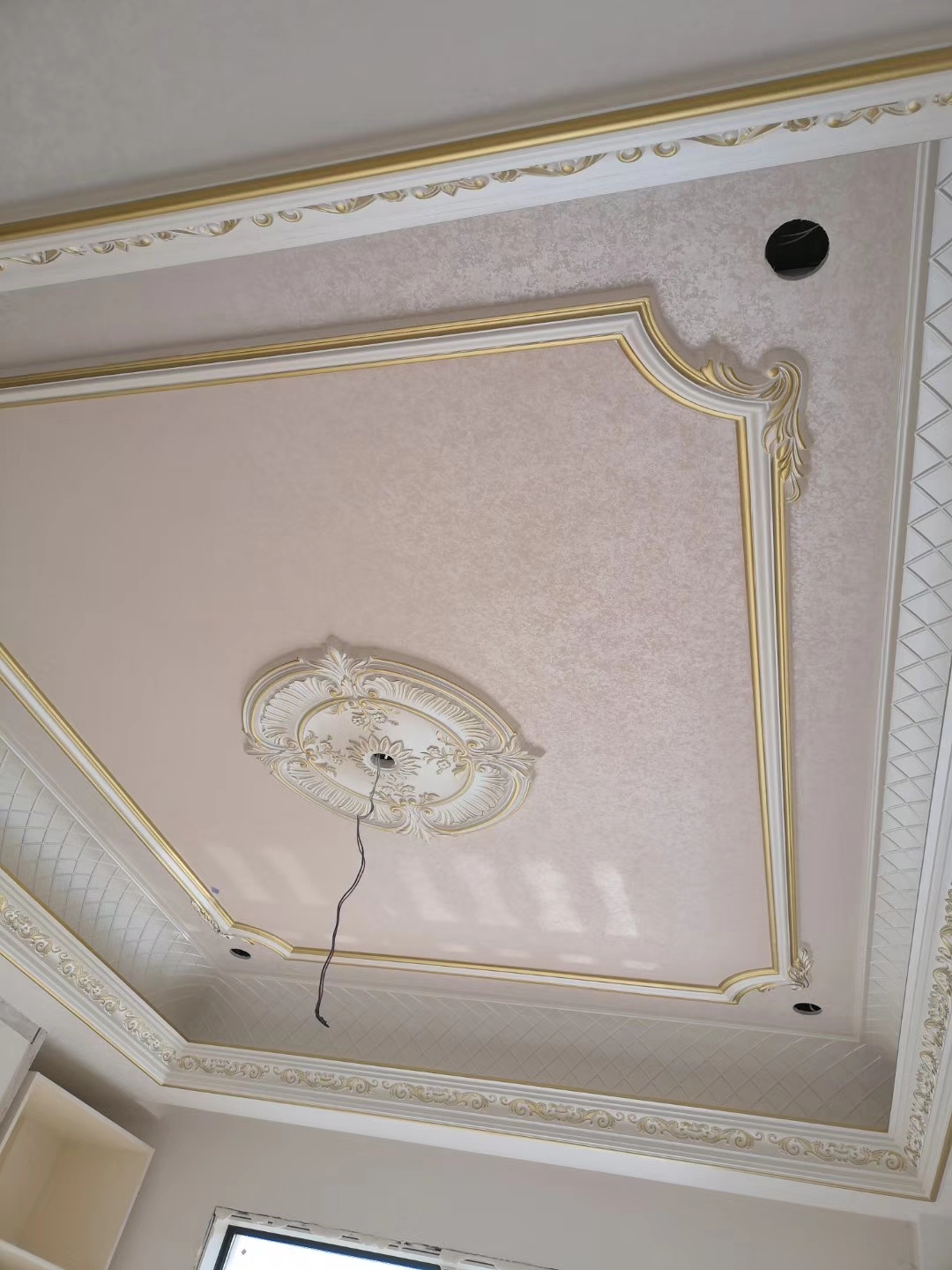 艺术漆，线条漆，巴洛克和印花漆，玉石纹，这种欧式风格，质感和纹路非常强烈。