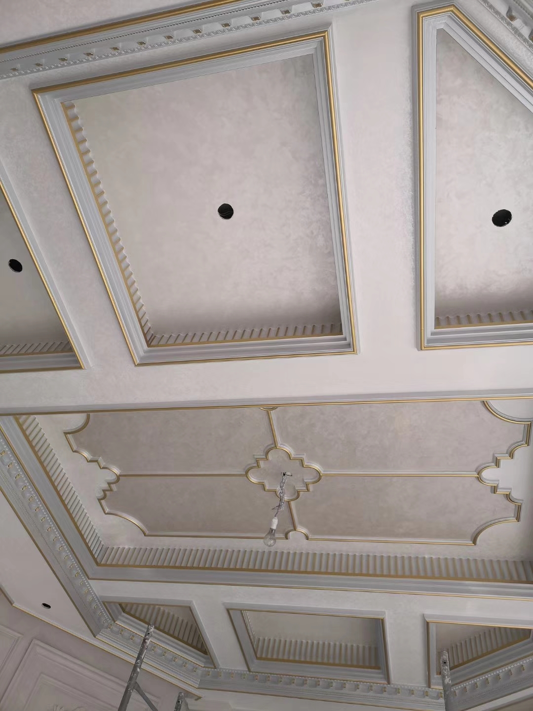 艺术漆，线条漆，巴洛克和印花漆，玉石纹，这种欧式风格，质感和纹路非常强烈。