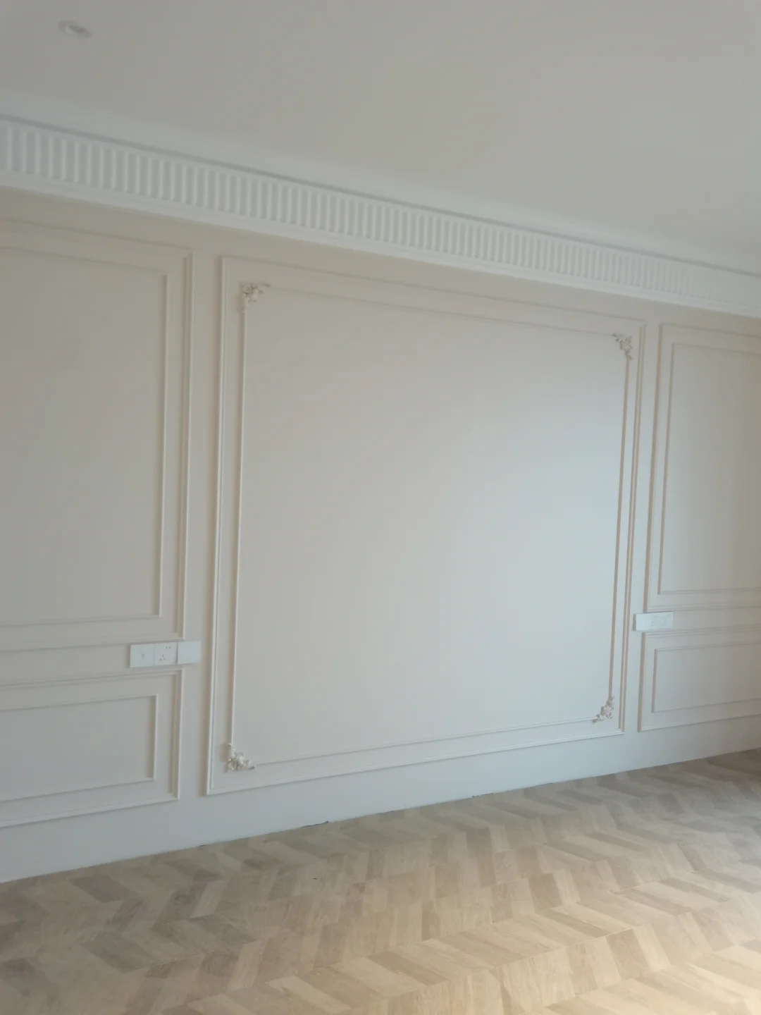 现场的整体平整度，上下的顺平度，直逼冲筋工艺的标准，柜体也可以做到上下接缝一致。