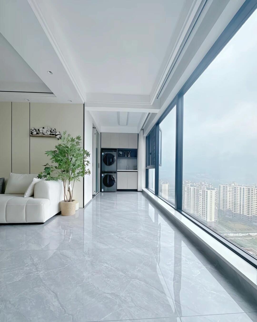 美缝选择和地砖颜色接近的颜色，在视觉上有一体的感觉，更显大。