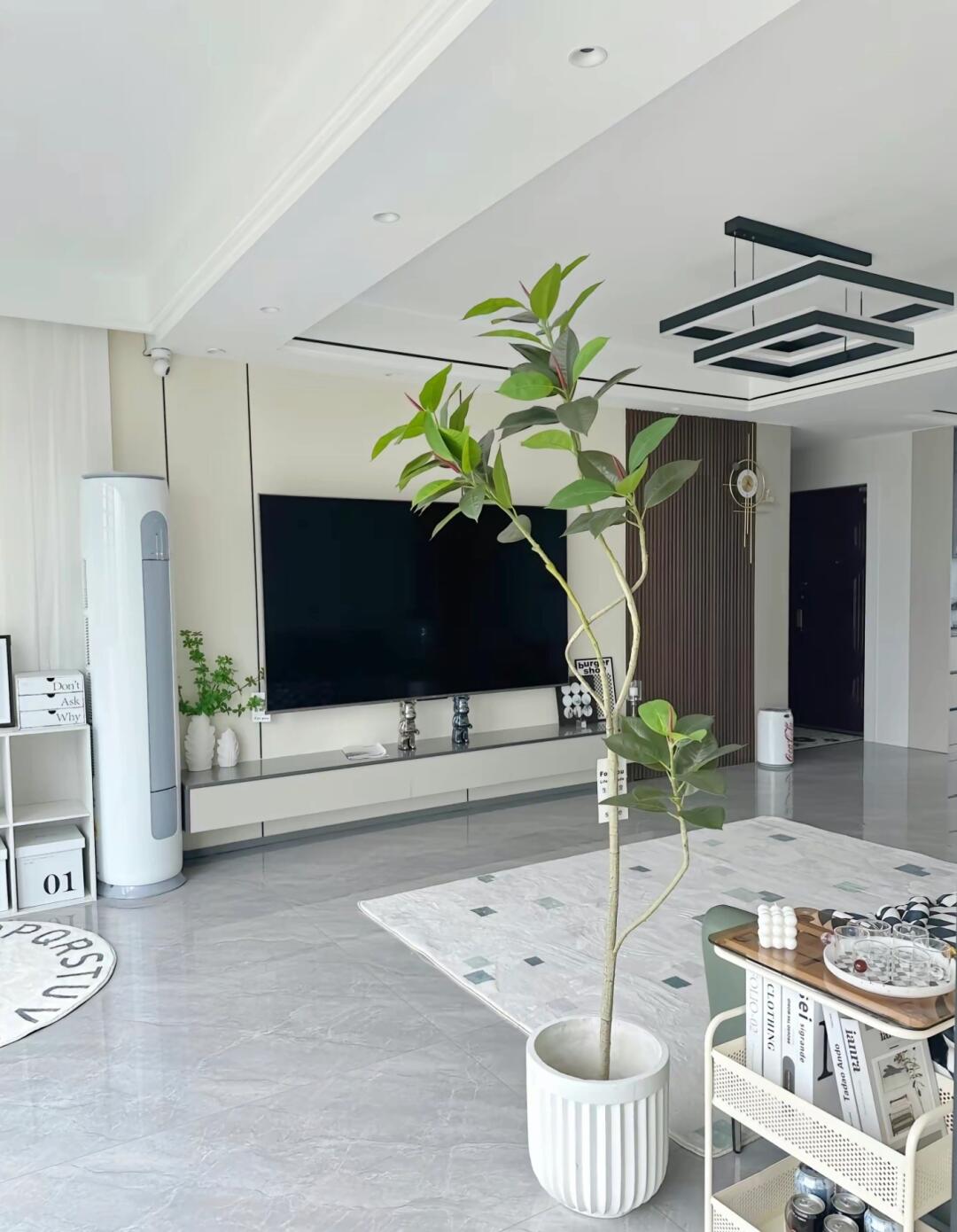 美缝选择和地砖颜色接近的颜色，在视觉上有一体的感觉，更显大。