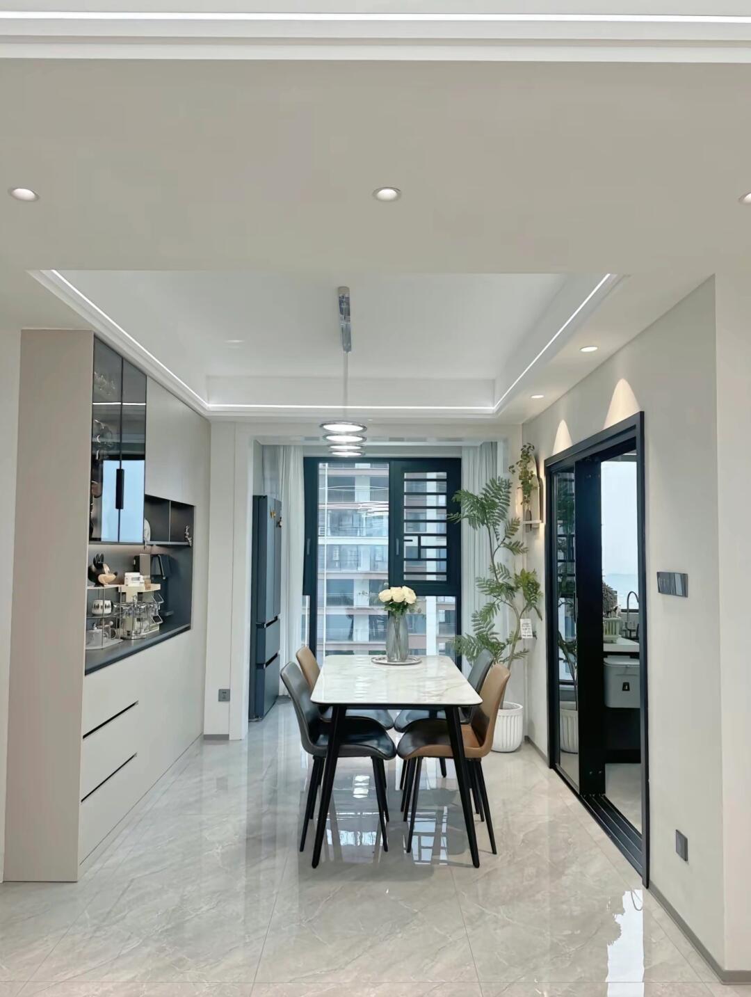 美缝选择和地砖颜色接近的颜色，在视觉上有一体的感觉，更显大。