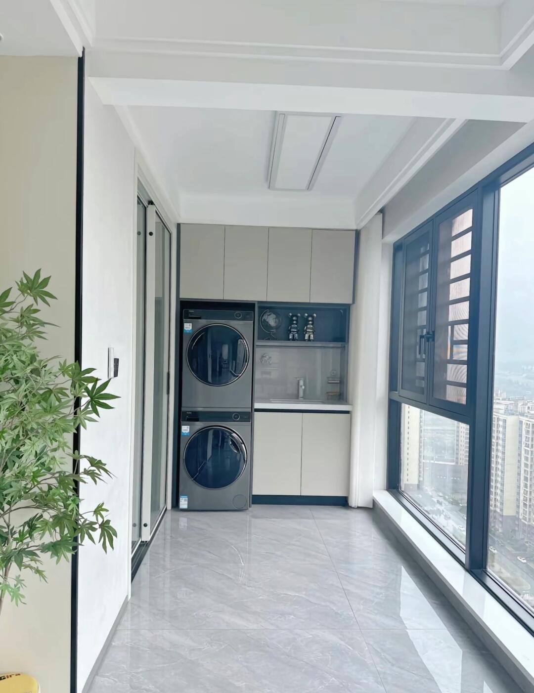 美缝选择和地砖颜色接近的颜色，在视觉上有一体的感觉，更显大。