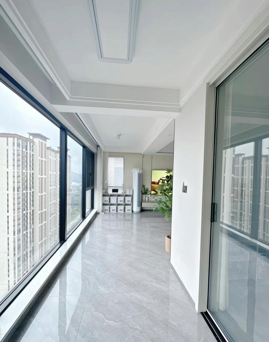 美缝选择和地砖颜色接近的颜色，在视觉上有一体的感觉，更显大。