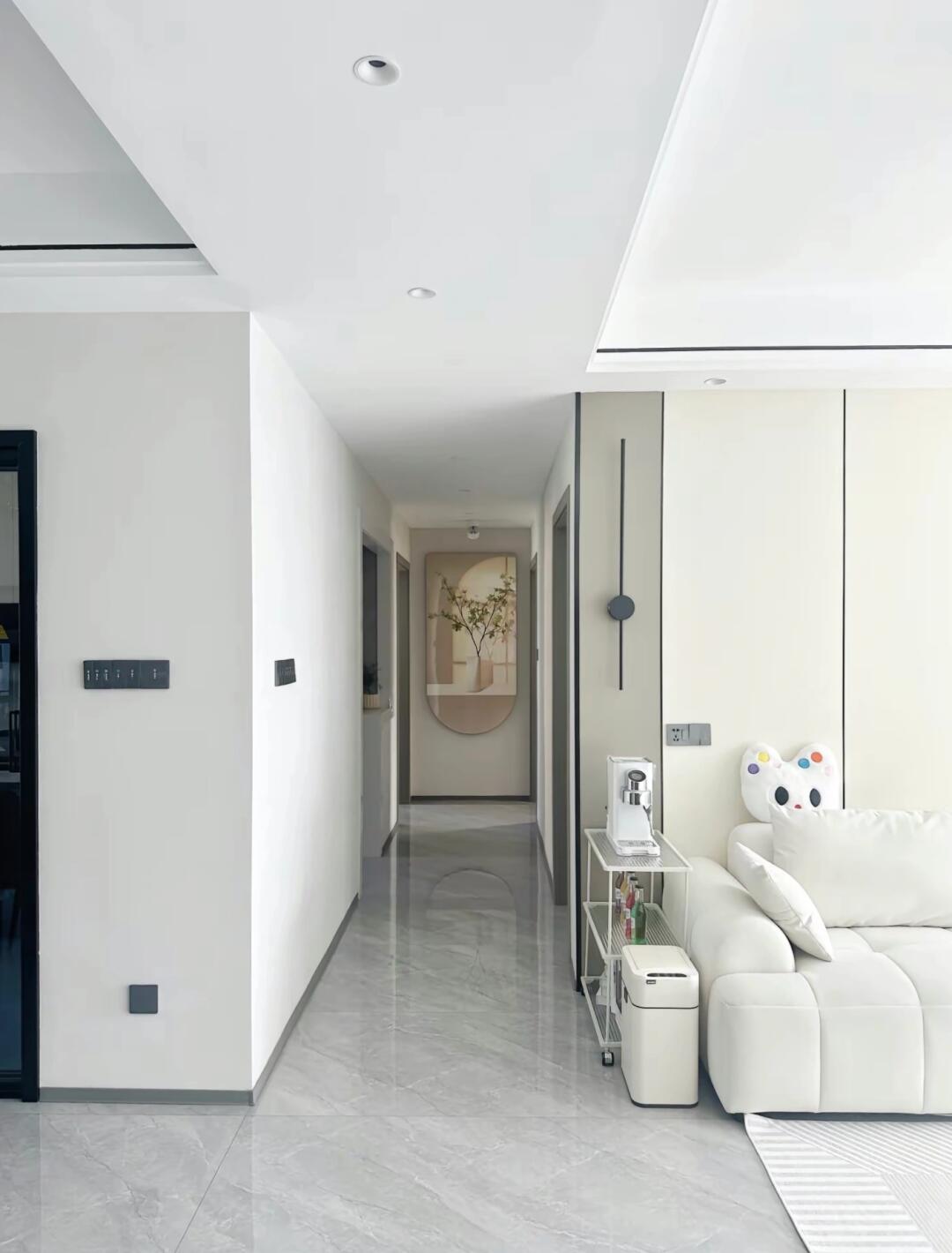 美缝选择和地砖颜色接近的颜色，在视觉上有一体的感觉，更显大。