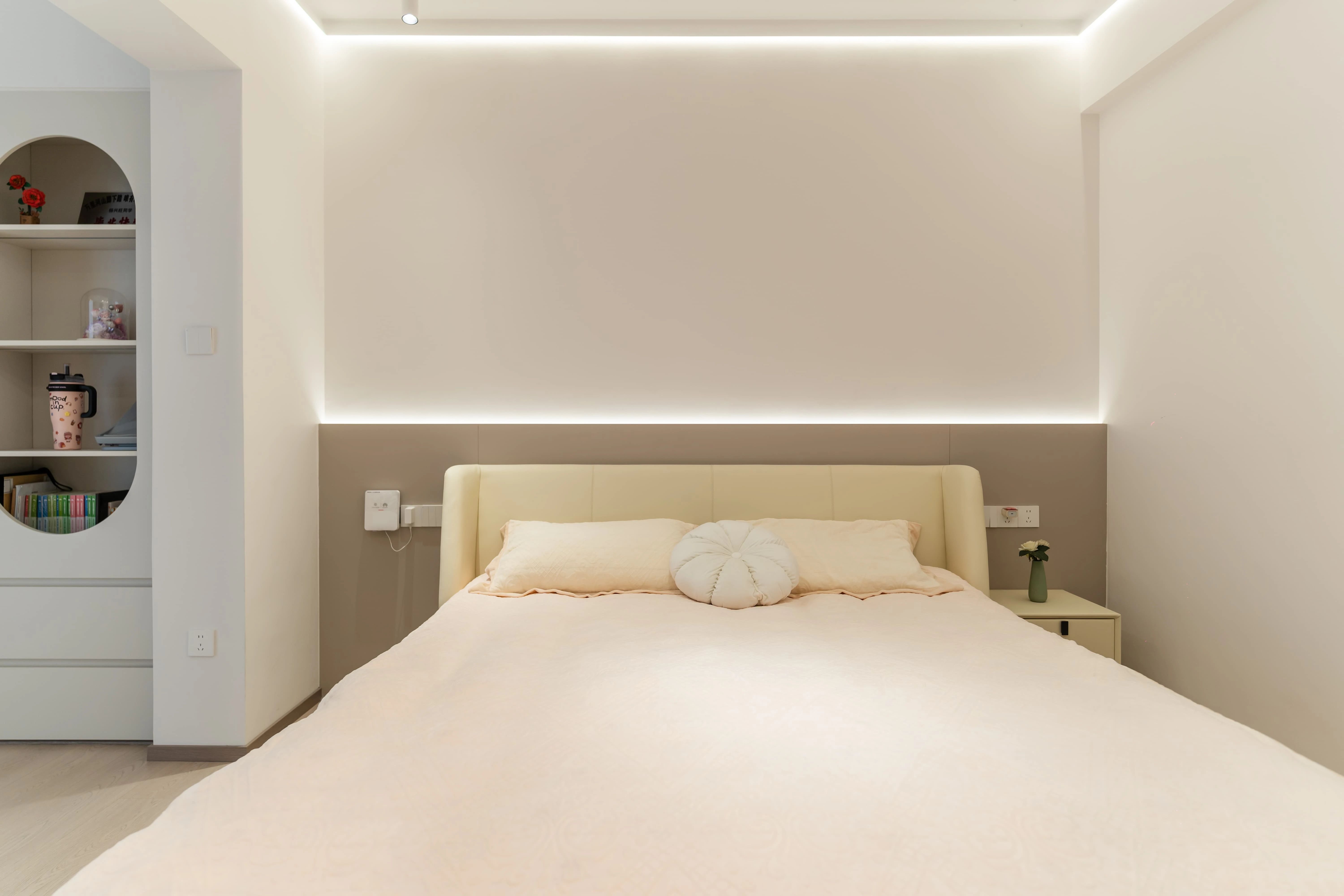 165㎡极简黑白风：隐形收纳+氛围灯带，清爽治愈的体验！