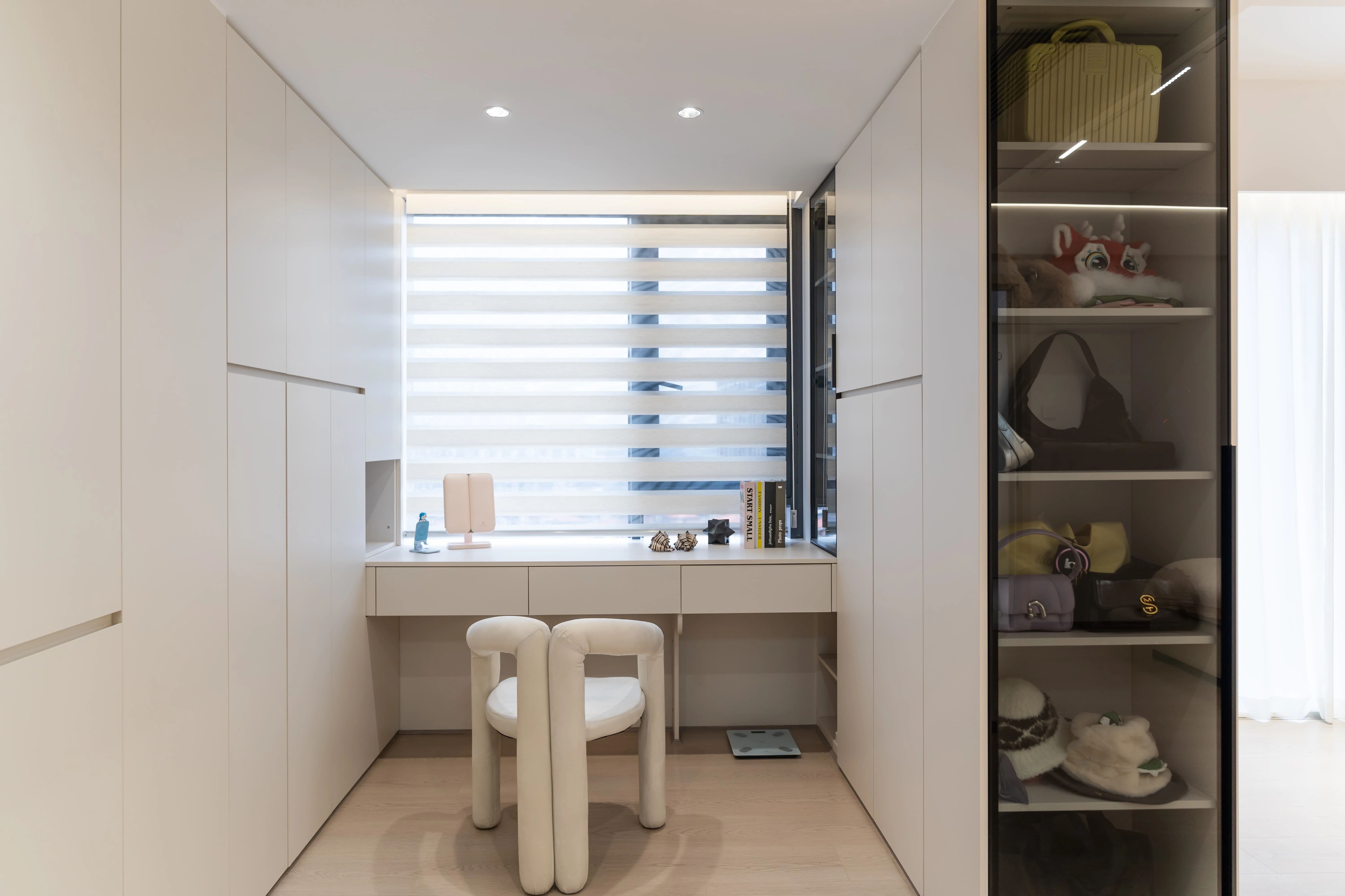 165㎡极简黑白风：隐形收纳+氛围灯带，清爽治愈的体验！