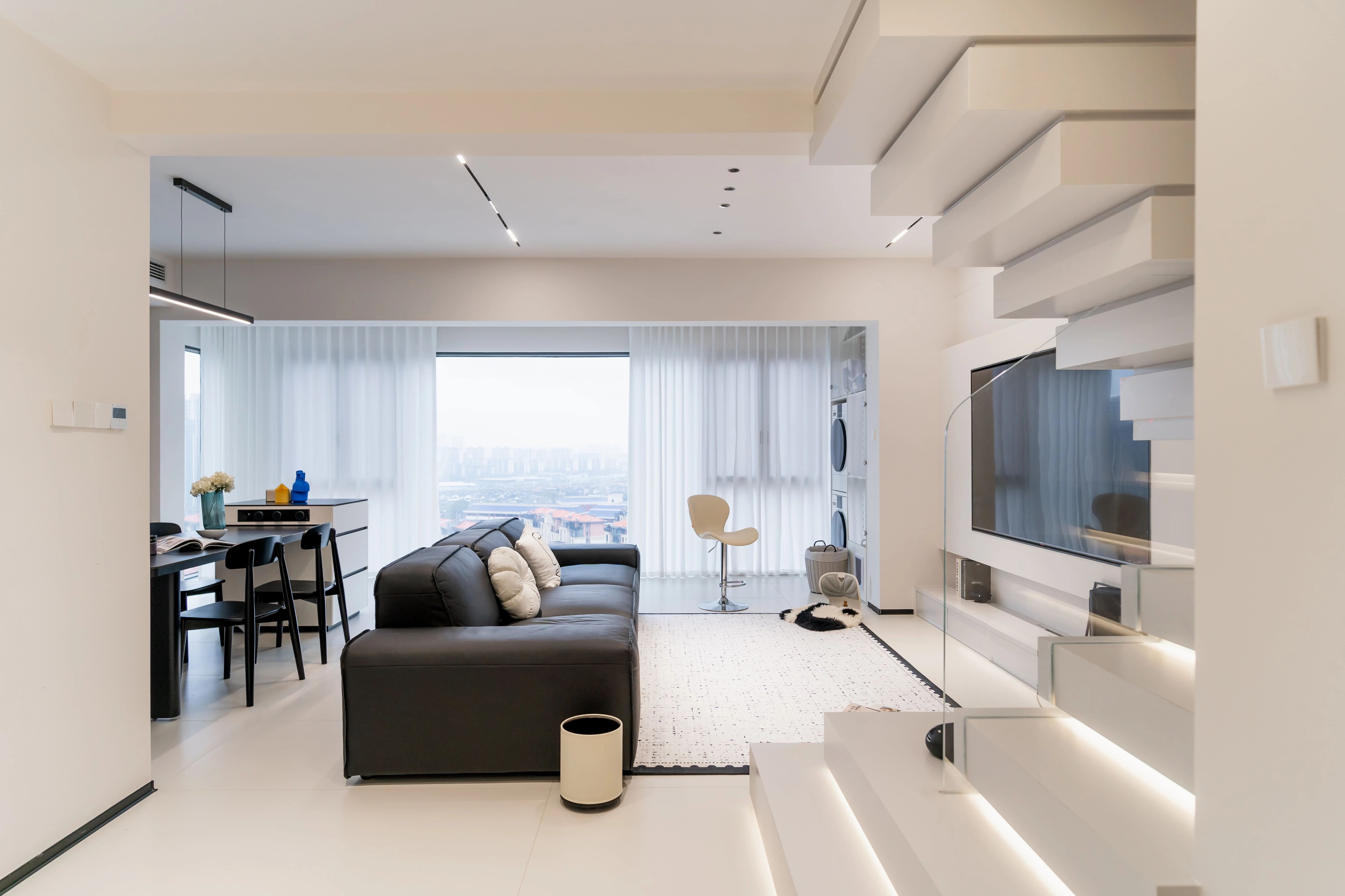 165㎡极简黑白风：隐形收纳+氛围灯带，清爽治愈的体验！