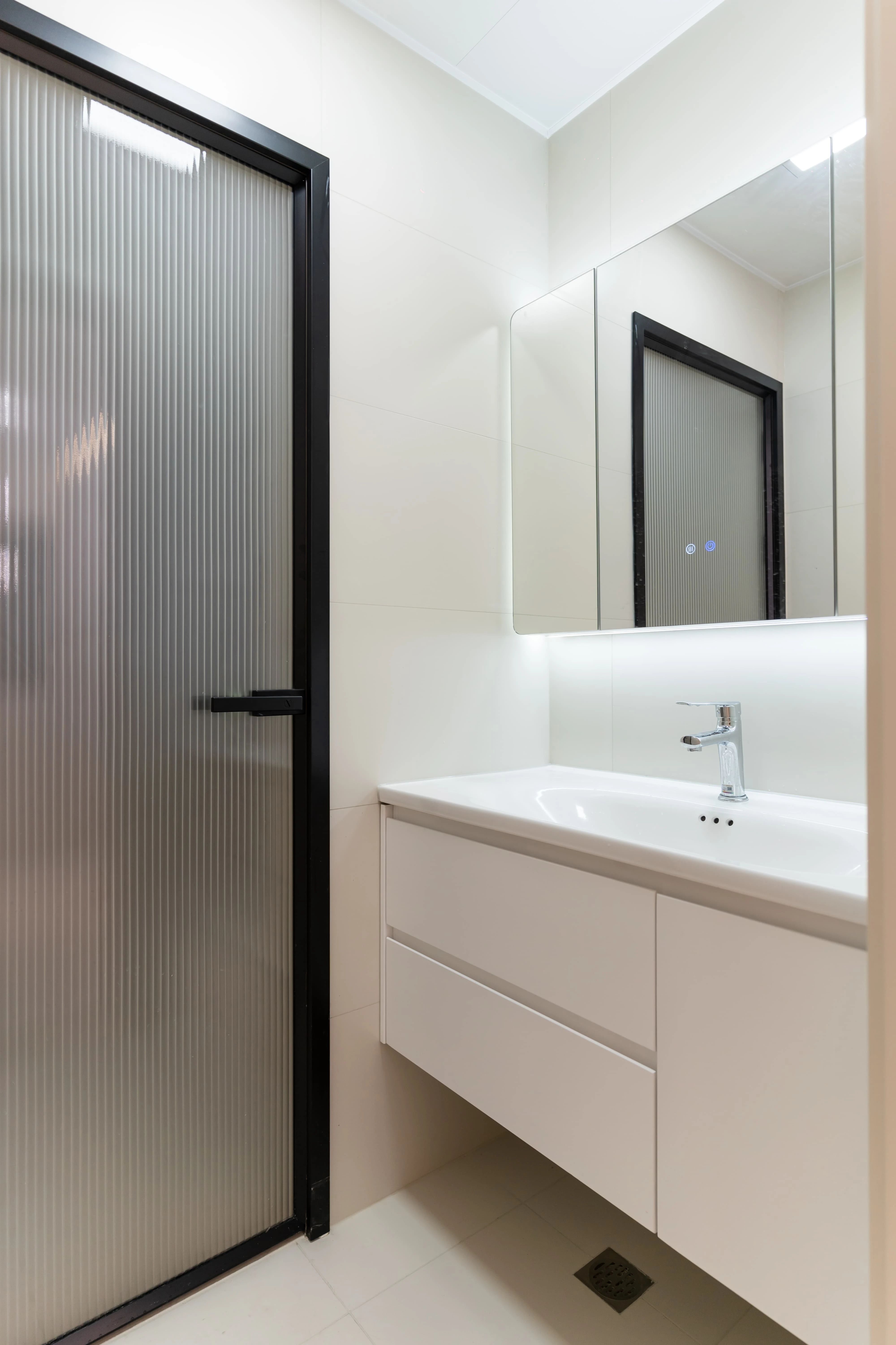 165㎡极简黑白风：隐形收纳+氛围灯带，清爽治愈的体验！