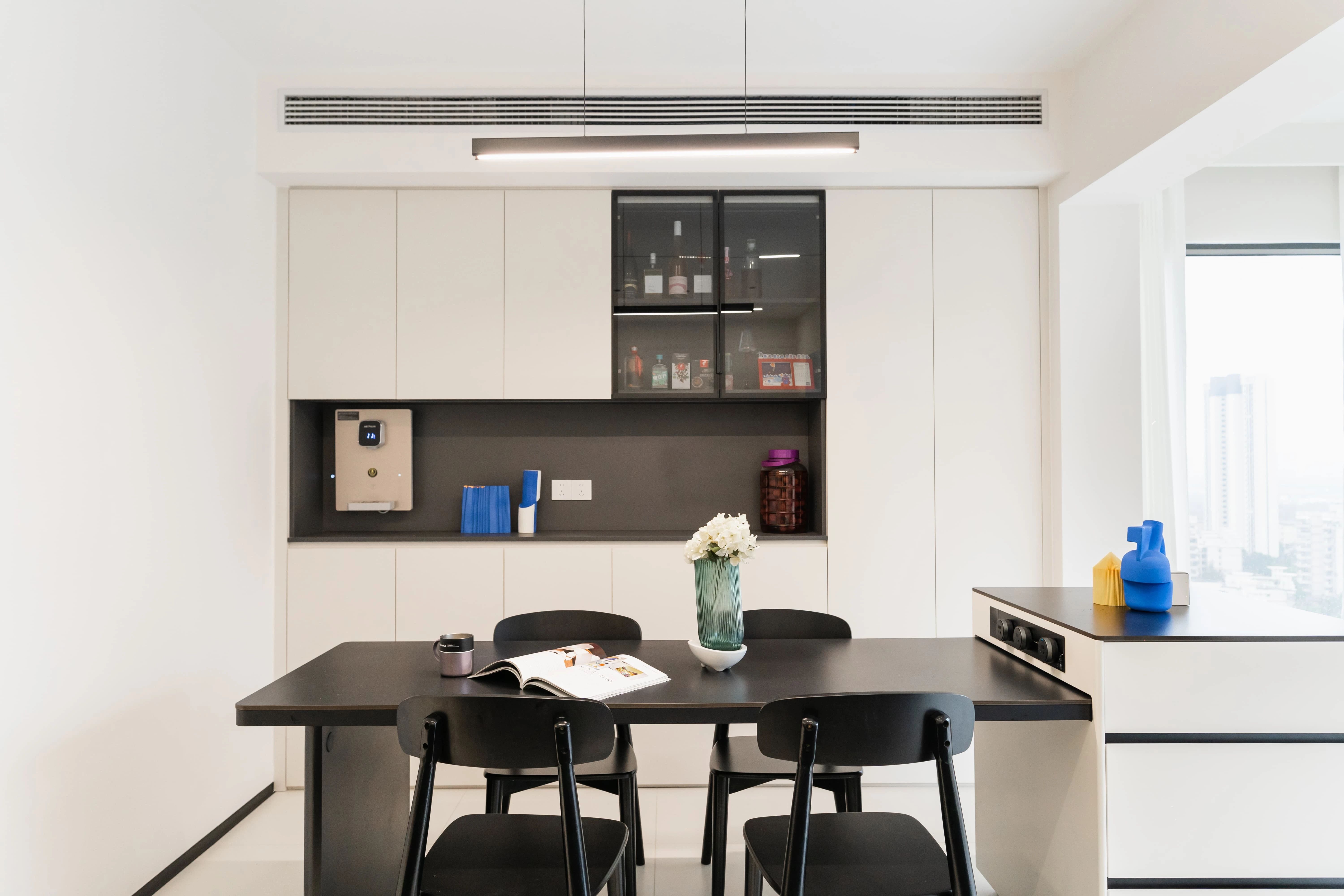 165㎡极简黑白风：隐形收纳+氛围灯带，清爽治愈的体验！