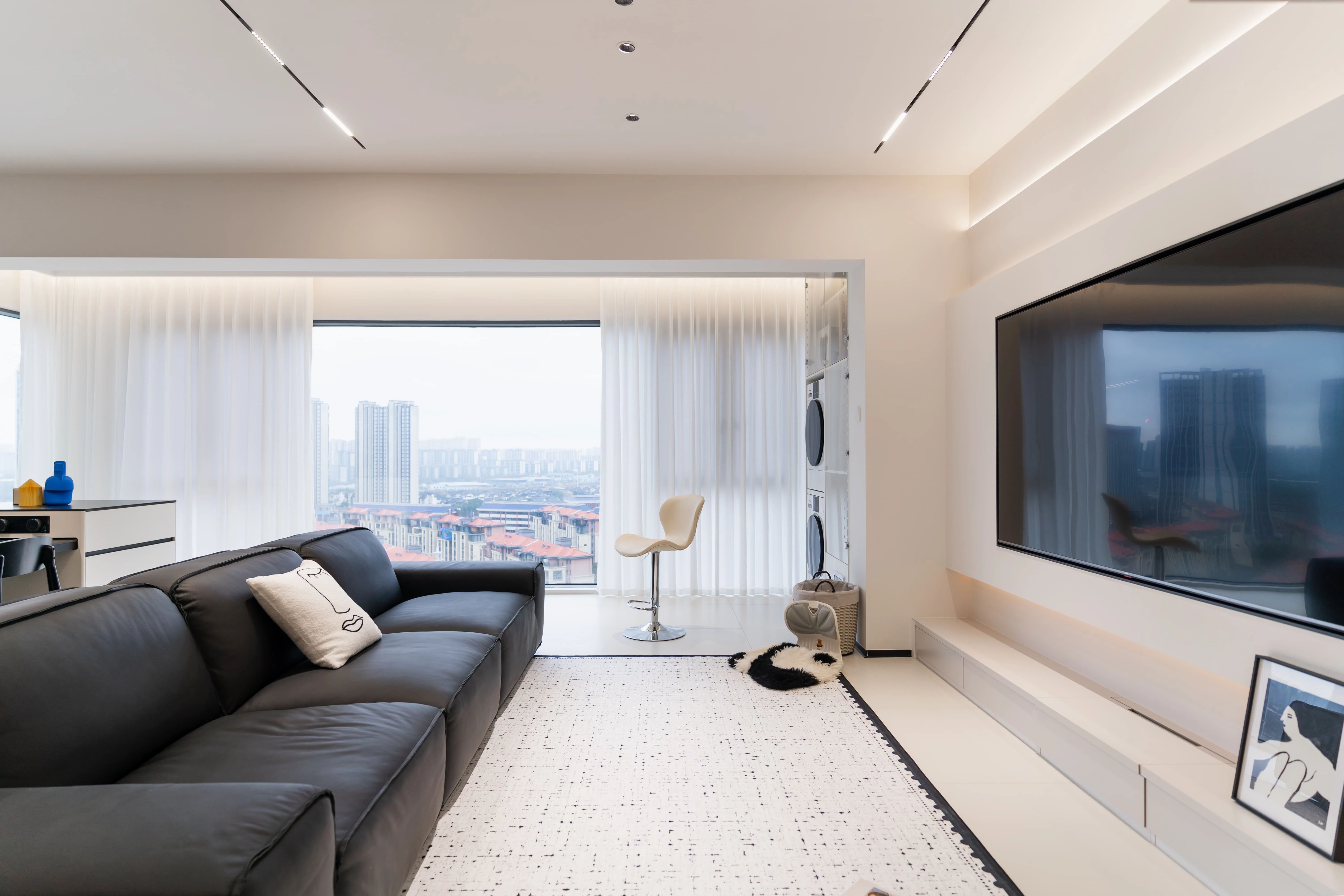 165㎡极简黑白风：隐形收纳+氛围灯带，清爽治愈的体验！