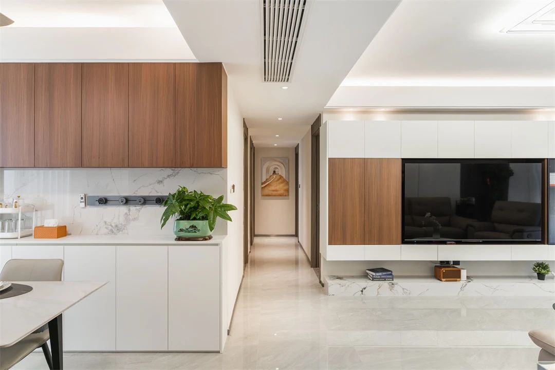 130㎡原木极简：黑白基调融入木质美学，温柔又高级！