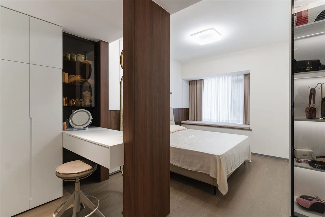 130㎡原木极简：黑白基调融入木质美学，温柔又高级！