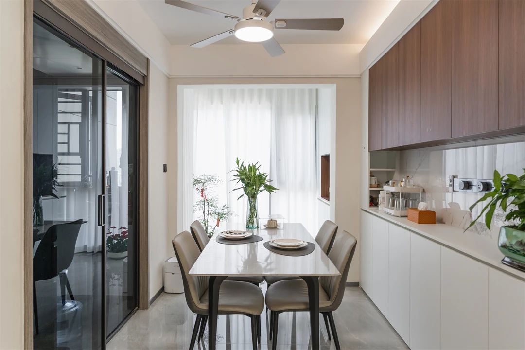 130㎡原木极简：黑白基调融入木质美学，温柔又高级！