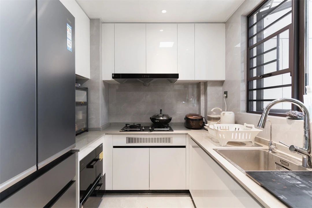 130㎡原木极简：黑白基调融入木质美学，温柔又高级！