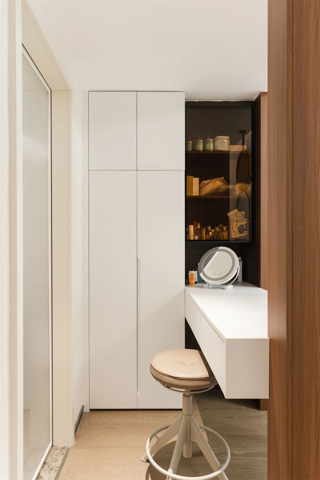 130㎡原木极简：黑白基调融入木质美学，温柔又高级！