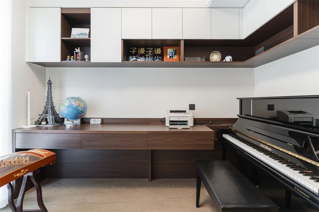 130㎡原木极简：黑白基调融入木质美学，温柔又高级！